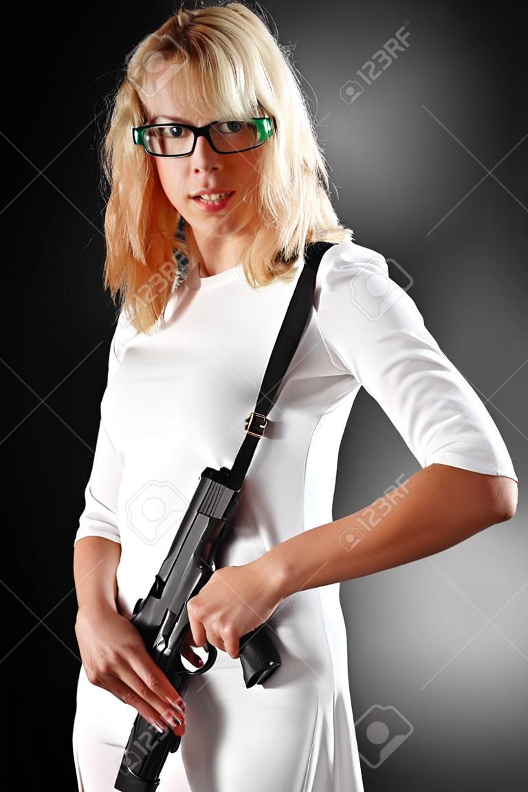 검은 배경에 총을 든 흰색 옷을 입은 여자