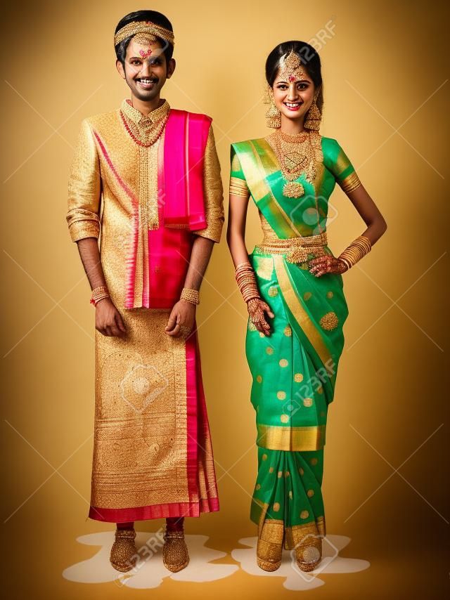 在印度泰米尔纳德邦的传统服饰的泰米尔新婚夫妇