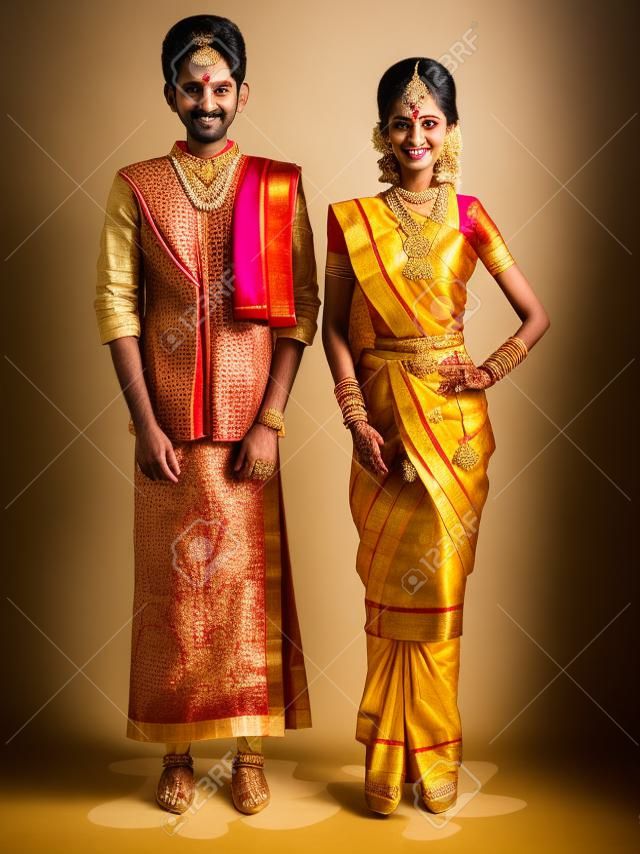 Тамильская свадебная пара в традиционных костюмах Тамил Наду, Индия