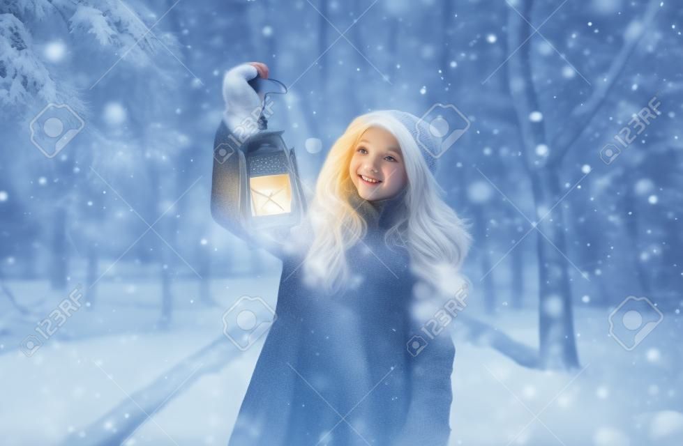 Jeune fille avec lanterne dans le conte de fées de la forêt d'hiver, couverture de livre, période de noël