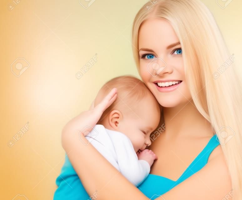 Portrait der glücklichen jungen blonden Mutter und Kind. Lächelnde Frau mit ihrem neugeborenen Baby