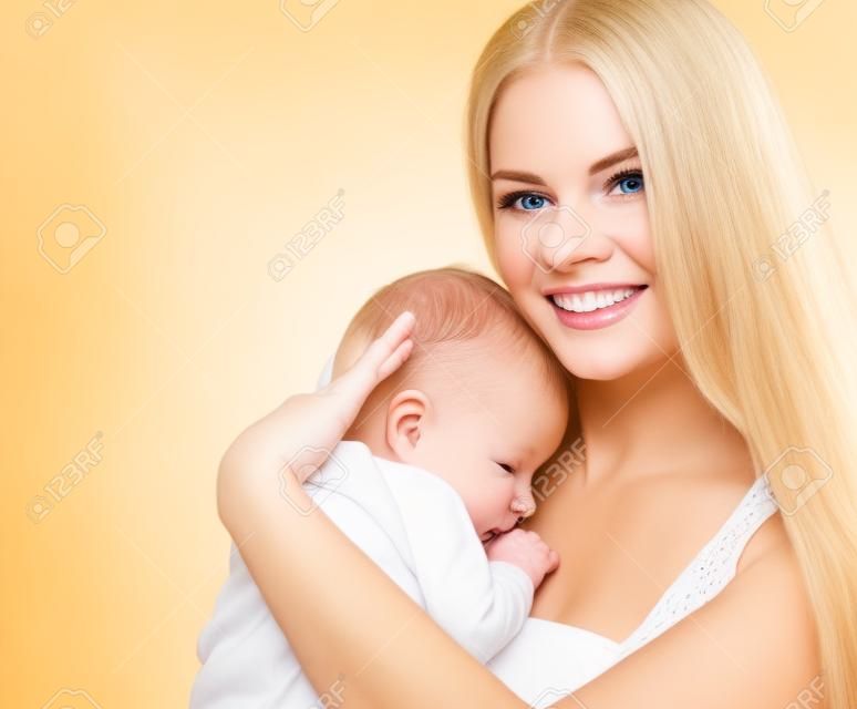 Portrait der glücklichen jungen blonden Mutter und Kind. Lächelnde Frau mit ihrem neugeborenen Baby