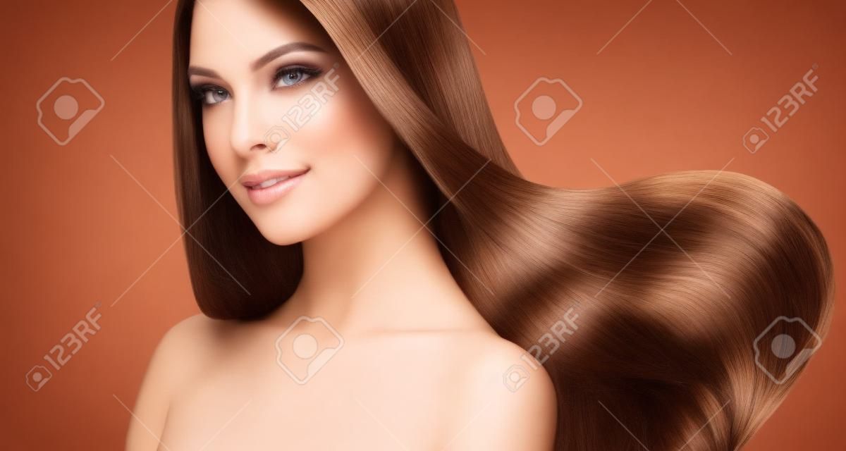 modelo muchacha hermosa con el pelo largo recto marrón brillante. productos para el cuidado del pelo y