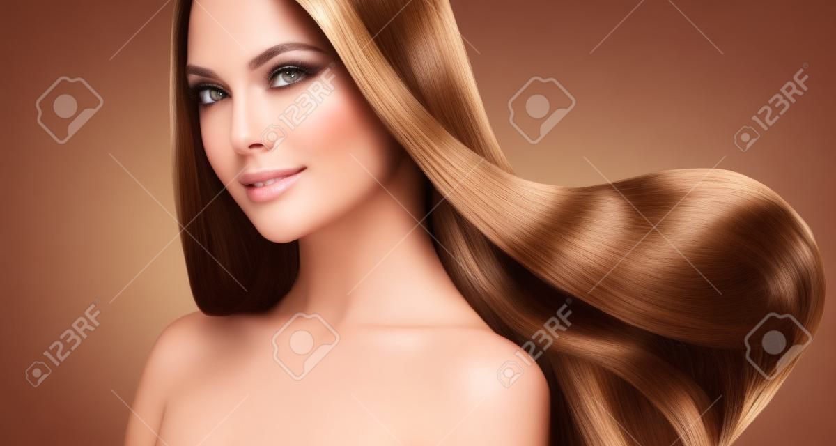 modelo muchacha hermosa con el pelo largo recto marrón brillante. productos para el cuidado del pelo y