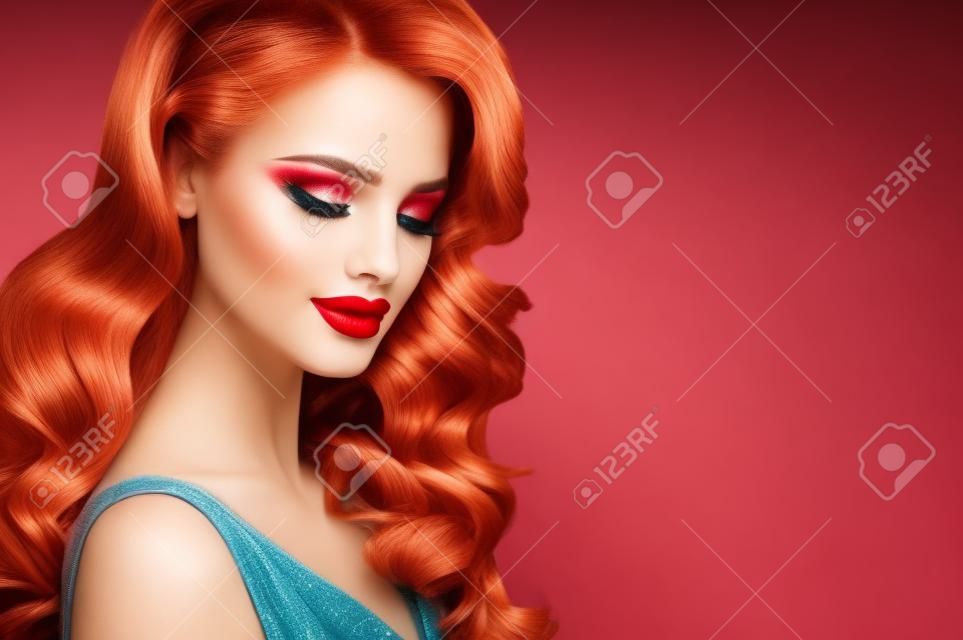 Mooi model met lang, dicht, krullend haar en levendige make-up met rode lippenstift. Kapperkunst, haarverzorging en schoonheidsproducten.