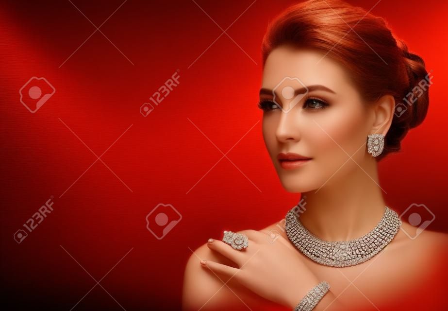 Mujer seductora vestida con un elegante conjunto de joyas de collar, anillo y aretes. Estilo de noche elegante.