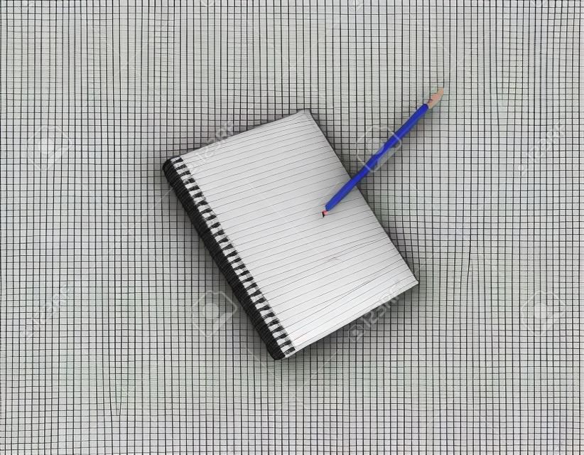 gerastertes Notizbuch, das in der Luft schwebt, mit einem Bleistift daneben. minimalistisches Konzept von Bildung, Studium, Schulanfang und Ideen. 3D-Rendering