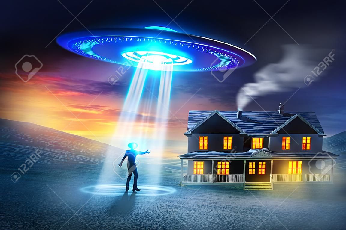 UFO Abduction. Una persona che viene rapito davanti alla sua casa, una sera spettrale.