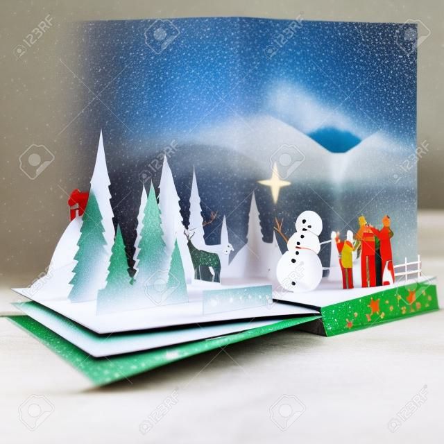 立體書 - 聖誕故事。有chrsitmas主題包括家庭建設一個雪人，冬季森林和明星風格的3D立體書。插圖。