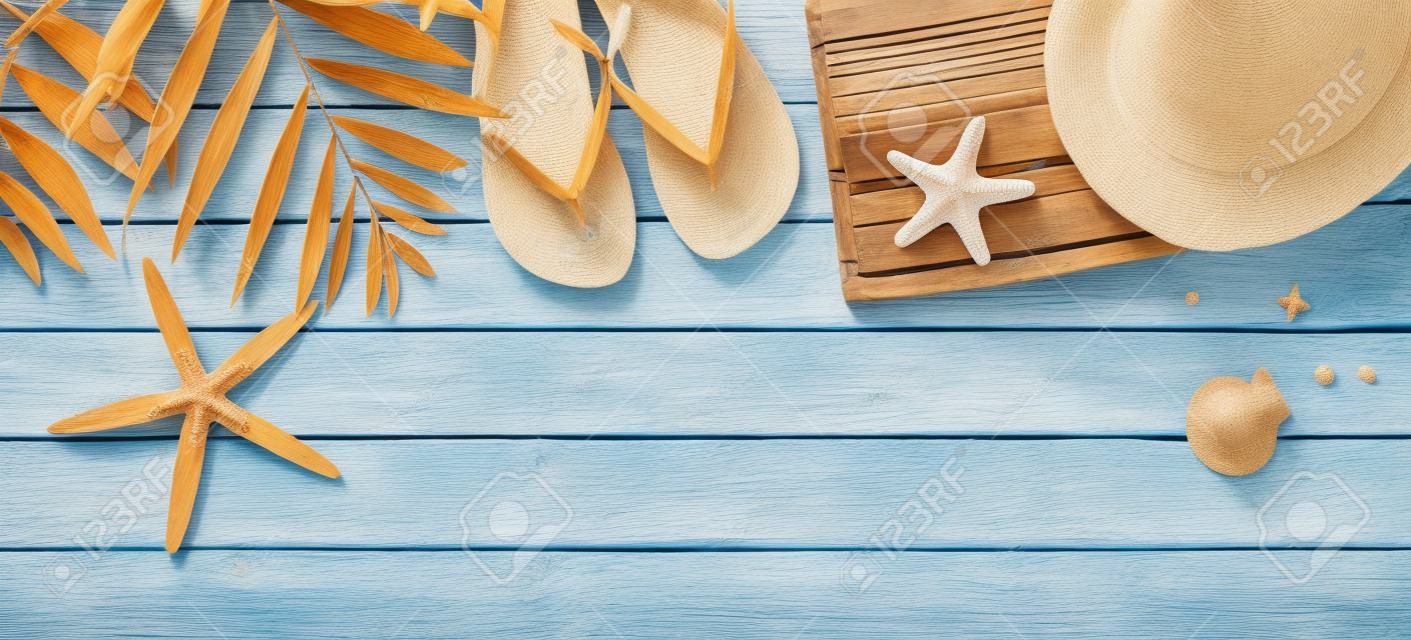 Strand-Accessoires auf hölzernen Hintergrund Sommer