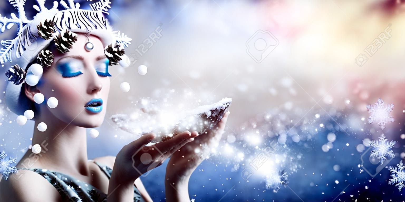 Desejo de inverno - Moda modelo soprando flocos de neve
