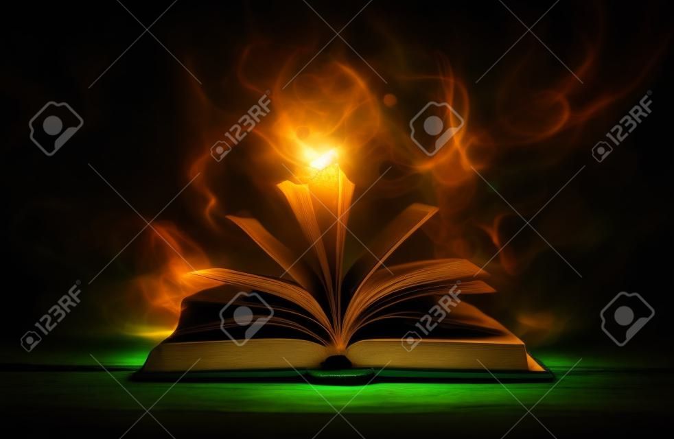 Bewitched boek met magische gloed in de duisternis