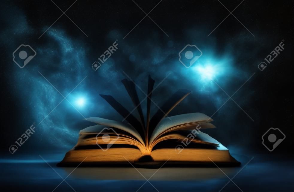 Заколдованный Книга с волшебной Glows в темноте