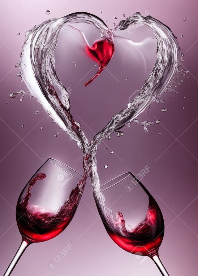 Romantische Toast Rotwein Spritzwasser in einem Herzform
