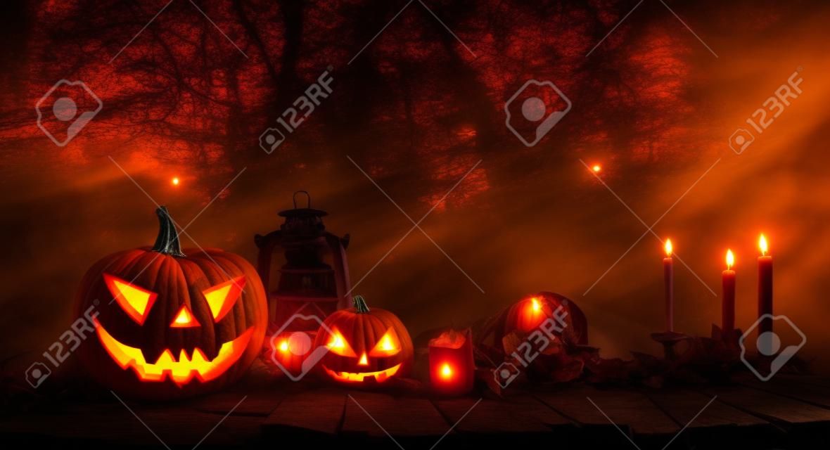 Halloween - фонарики и тыквы на деревянный стол в Haunted Forest