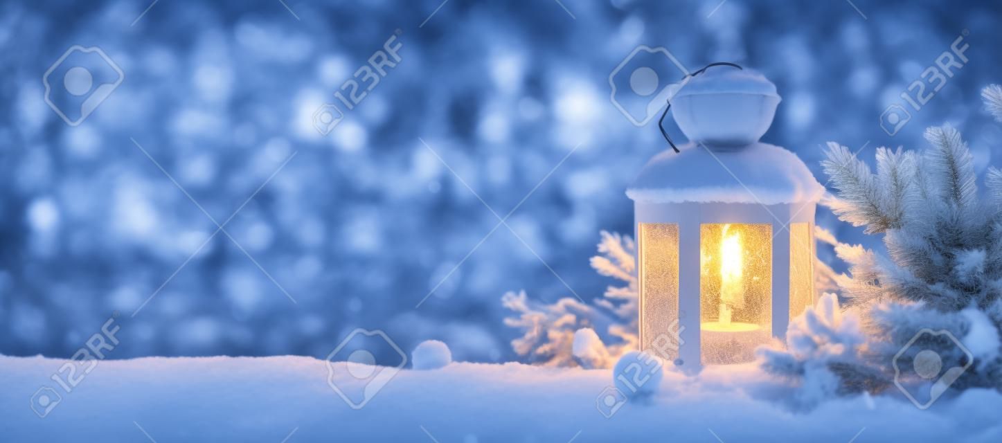 Linterna Con Ramas De Abeto En La Nieve