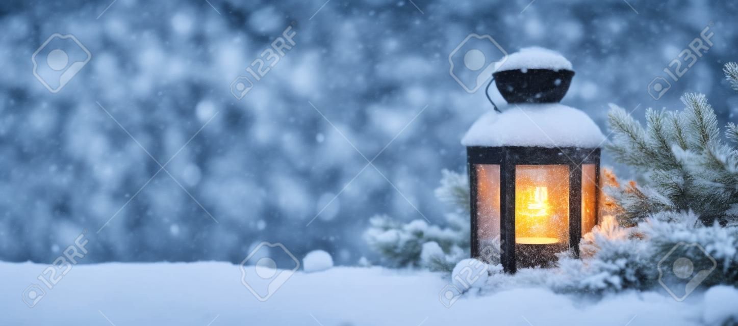 Lantaarn met vuurtakken op sneeuwweather forecast