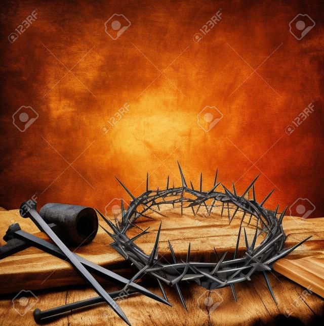 Crucificação de Jesus Cristo - Cruz com pregos de martelo sangrentos e coroa de espinhos