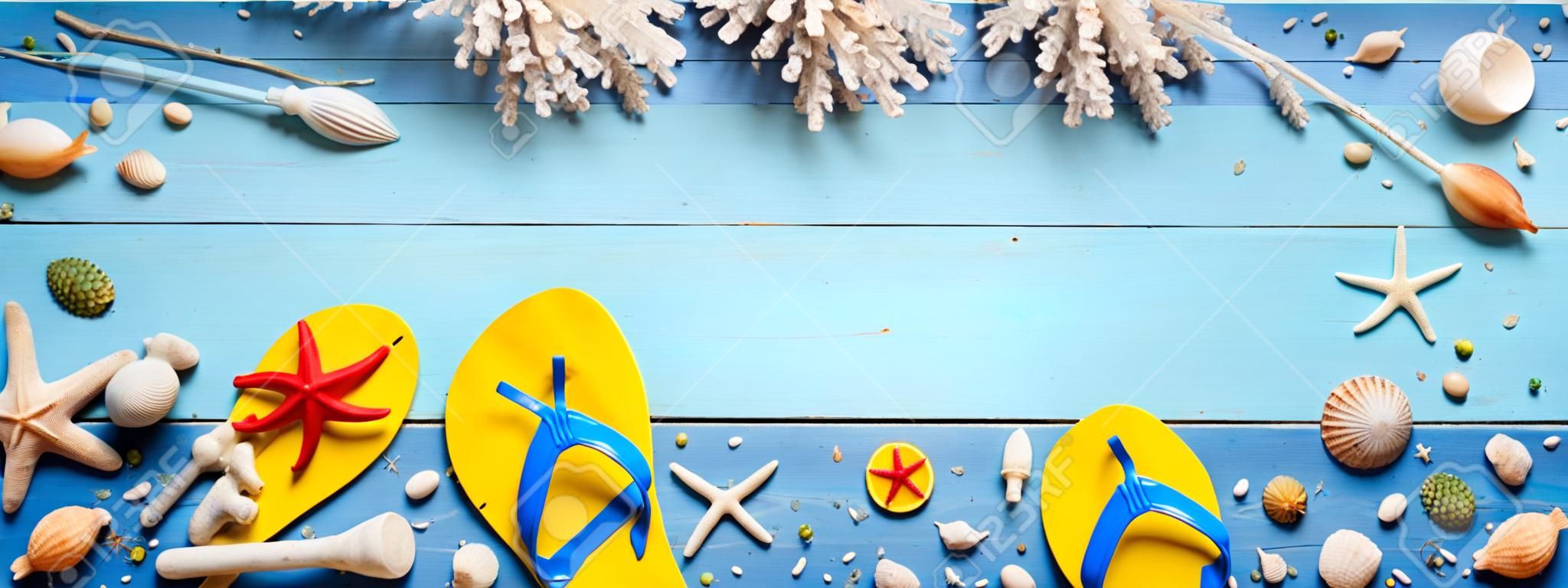 Accesorios De Playa En Tablón Azul - Banner De Vacaciones De Verano