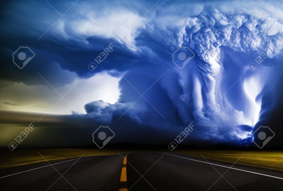 Мощный торнадо на дороге в бурном пейзаже