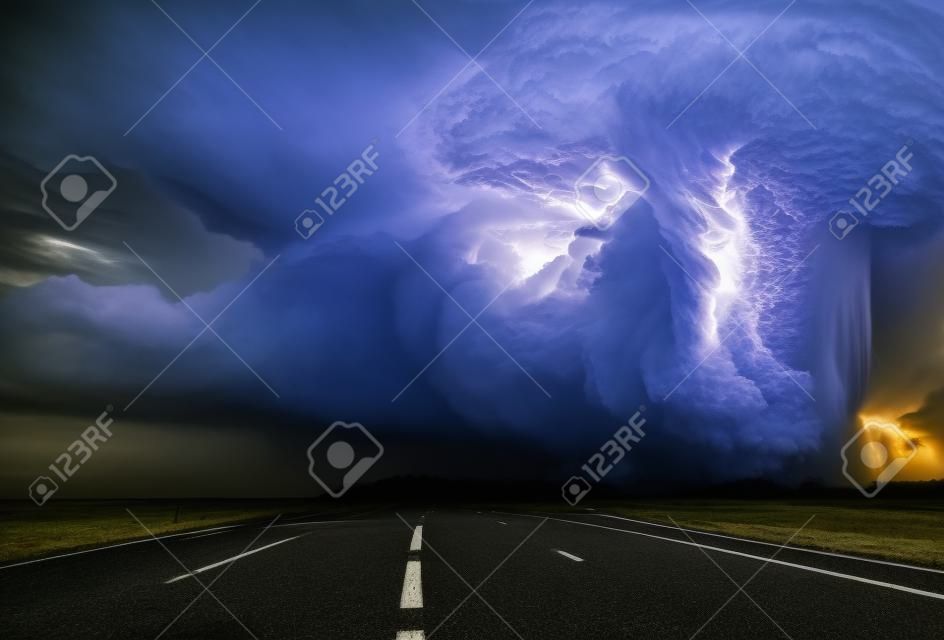 Tornado puissant sur la route dans un paysage orageux