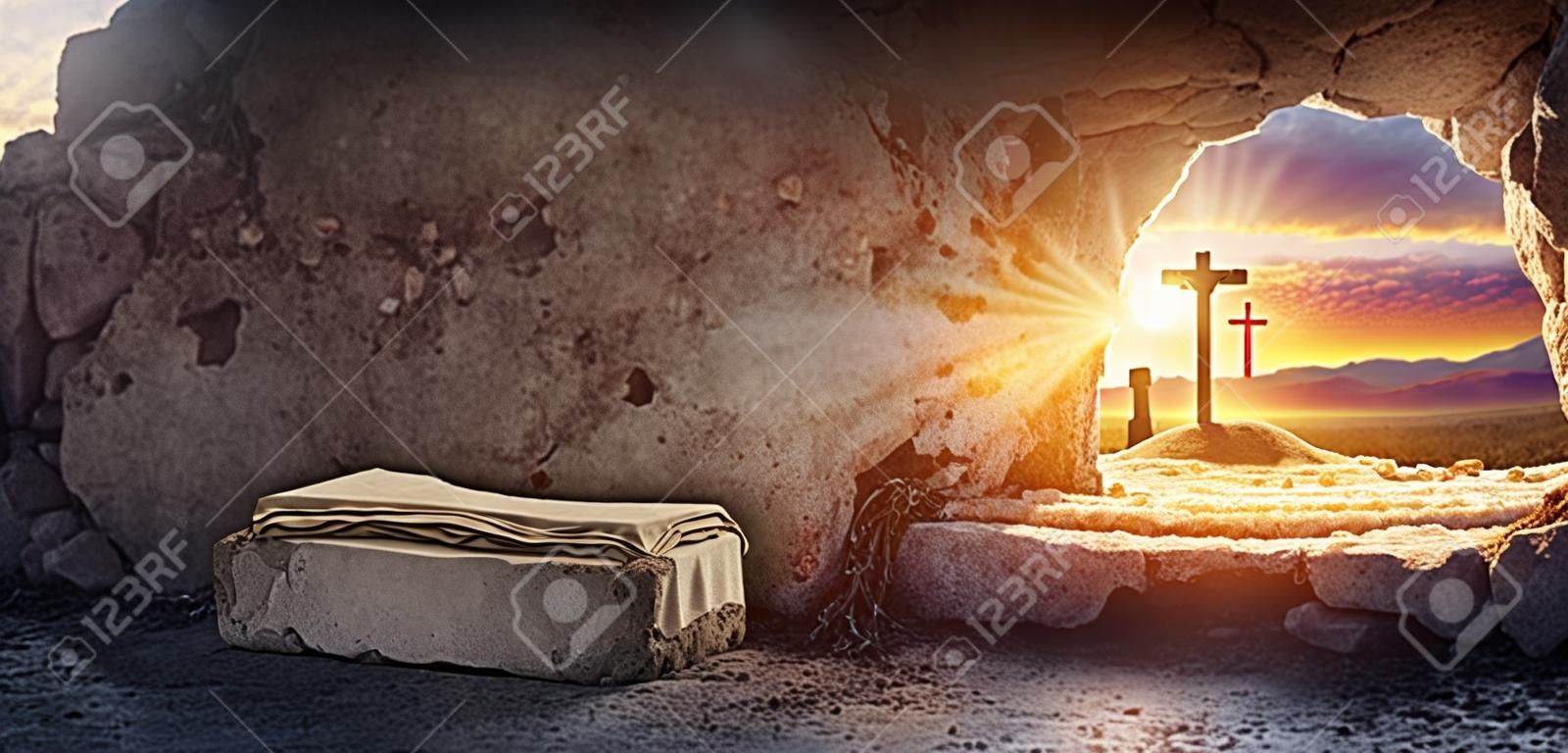 Grób pusty z całunem i ukrzyżowaniem o wschodzie słońca Zmartwychwstanie Jezusa Chrystusa