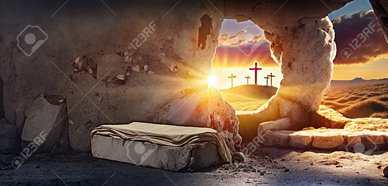 Tombeau vide avec linceul et crucifixion au lever du soleil Résurrection de Jésus Christ