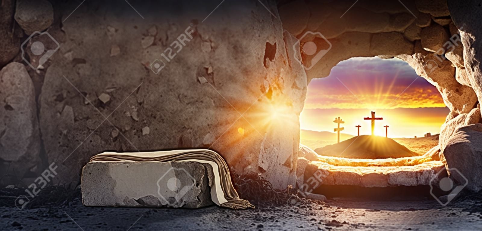 Tombeau vide avec linceul et crucifixion au lever du soleil Résurrection de Jésus Christ
