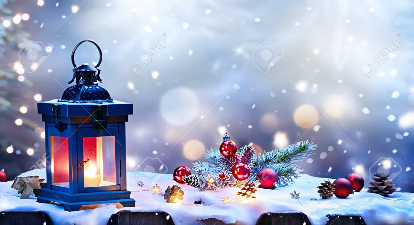 Lanterne de Noël avec branche de sapin et décoration sur table enneigée
