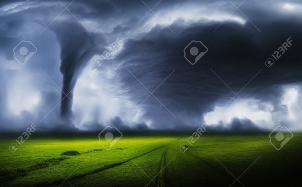 嵐の風景の中の竜巻-気候変動と自然災害の概念