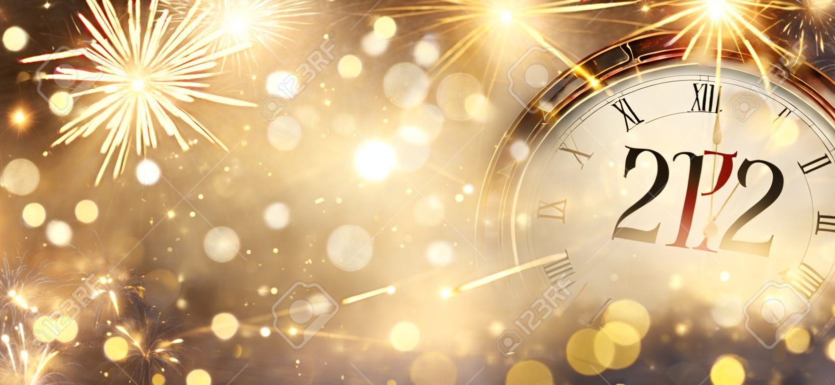 2022 Ano Novo - Relógio e Fogos de Artifício - Contagem regressiva para a meia-noite - Fundo desfocado abstrato dourado