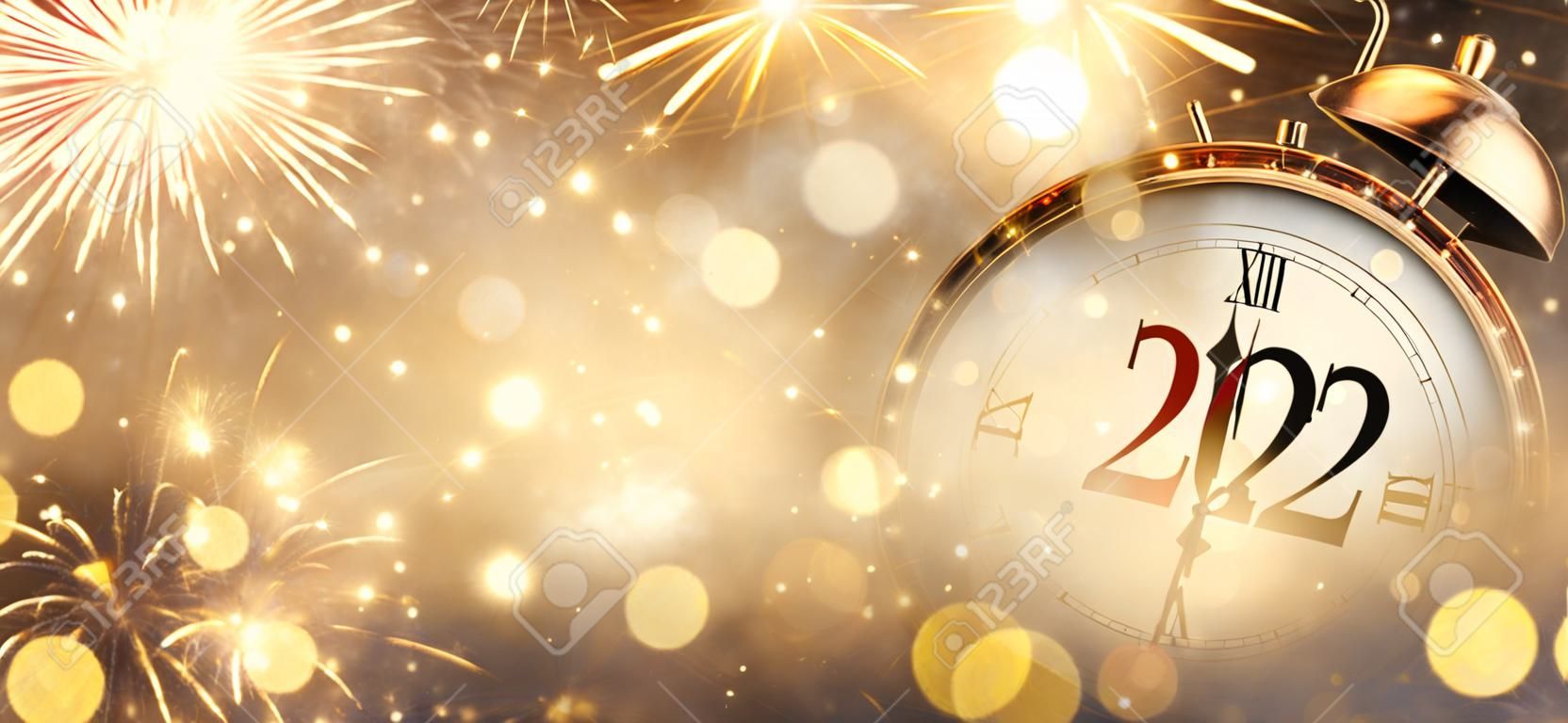 2022 Ano Novo - Relógio e Fogos de Artifício - Contagem regressiva para a meia-noite - Fundo desfocado abstrato dourado