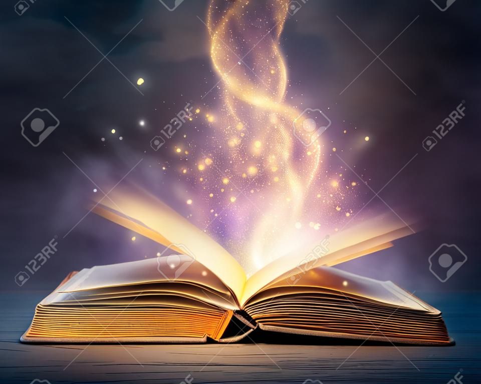 Livre magique avec des pages ouvertes et des lumières abstraites qui brillent dans l'obscurité - concept de littérature et de conte de fées