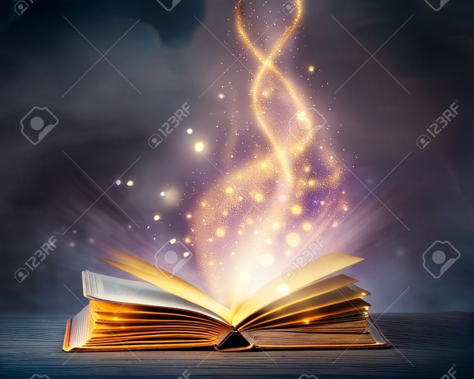 Livre magique avec des pages ouvertes et des lumières abstraites qui brillent dans l'obscurité - concept de littérature et de conte de fées