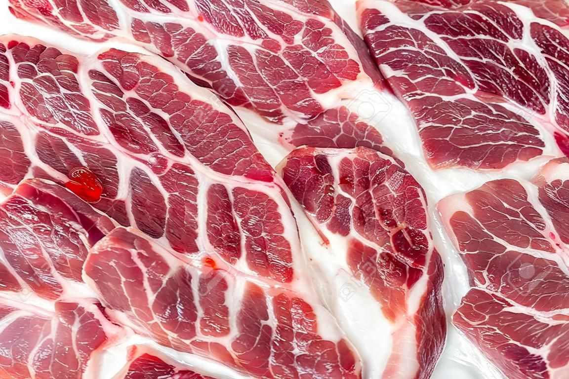 Wieprzowina makro, tekstura tkanki tłuszczowej lub tłuszczowej w mięśniu wieprzowym. Wypełnij ramkę świeżym mięsem wieprzowym. Zbliżenie na świeże mięso, wzór tkanki mięsnej.
