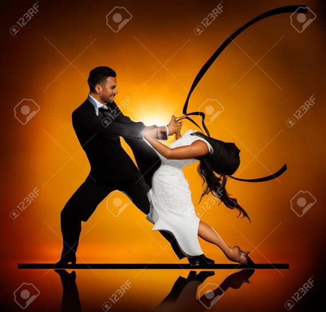 Piękna para w namiętnym tańcu