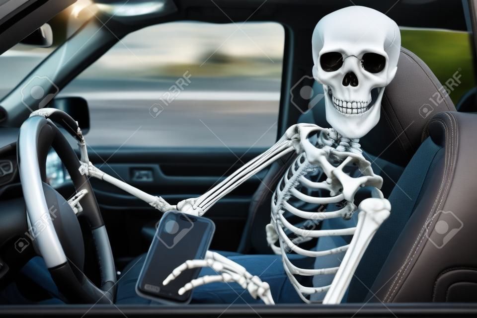 Un esqueleto al volante de un todoterreno, distraído por su teléfono celular. Tampoco se le llevaba el cinturón de seguridad.