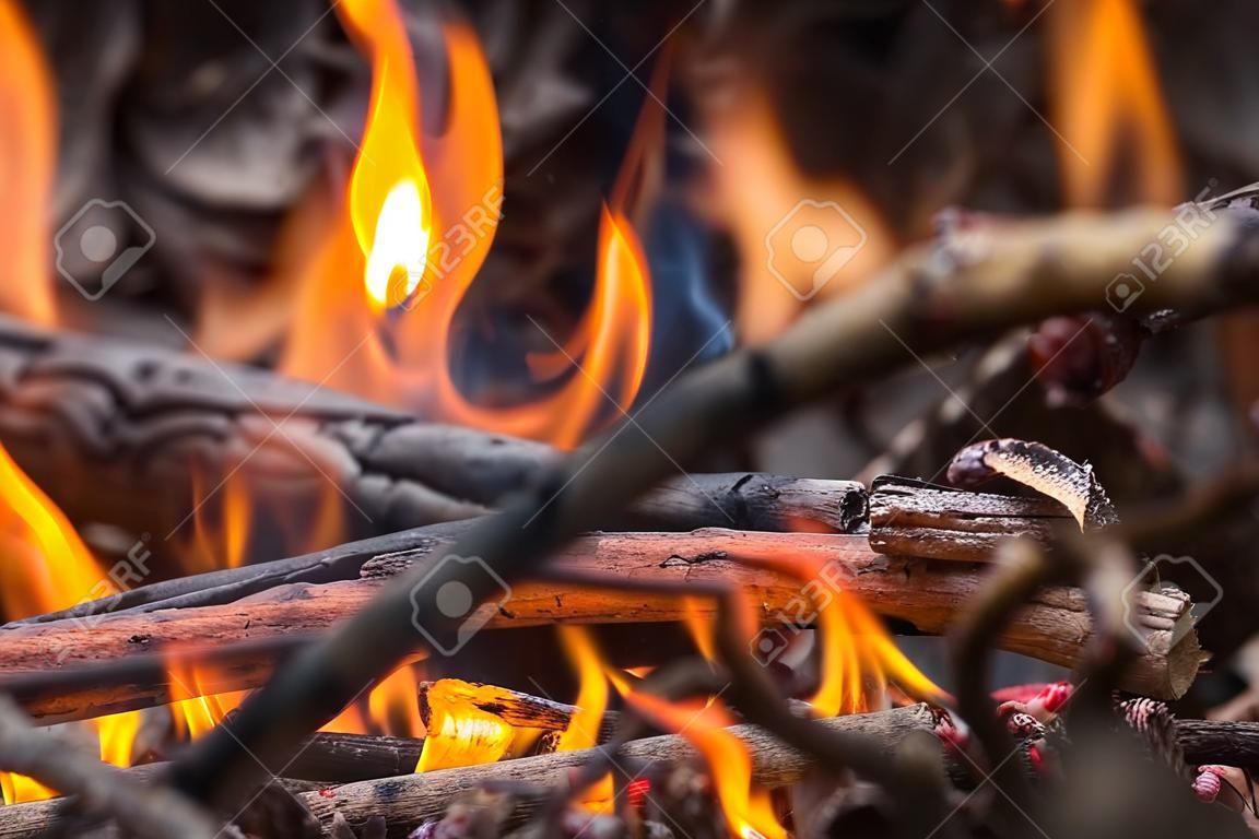 Incendio violento con grandi fiamme