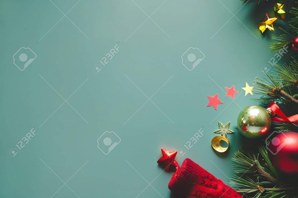 Moderne kerstbanner. Stijlvolle kerstrand met feestelijke decoraties, confetti, spar takken op groene achtergrond. Vrolijk kerstfeest! Seizoenen wenskaarten template, ruimte voor tekst