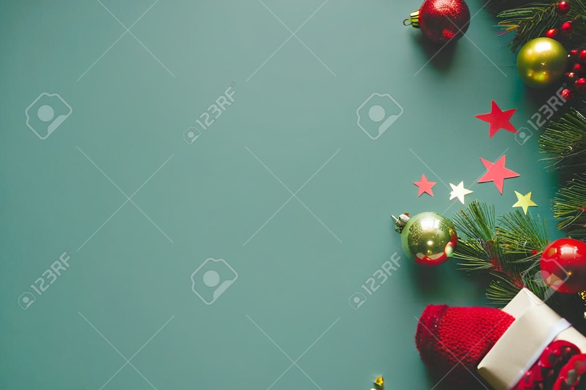 Banner di natale moderno. elegante bordo natalizio con decorazioni festive, coriandoli, rami di abete su sfondo verde. Buon Natale! modello di biglietto di auguri di stagioni, spazio per il testo