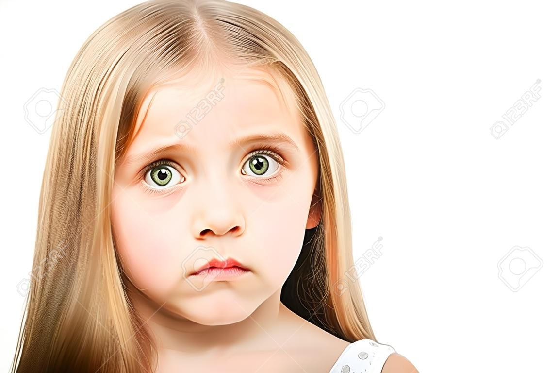 Portrait d'une belle petite fille triste, gros plan, isolé sur fond blanc