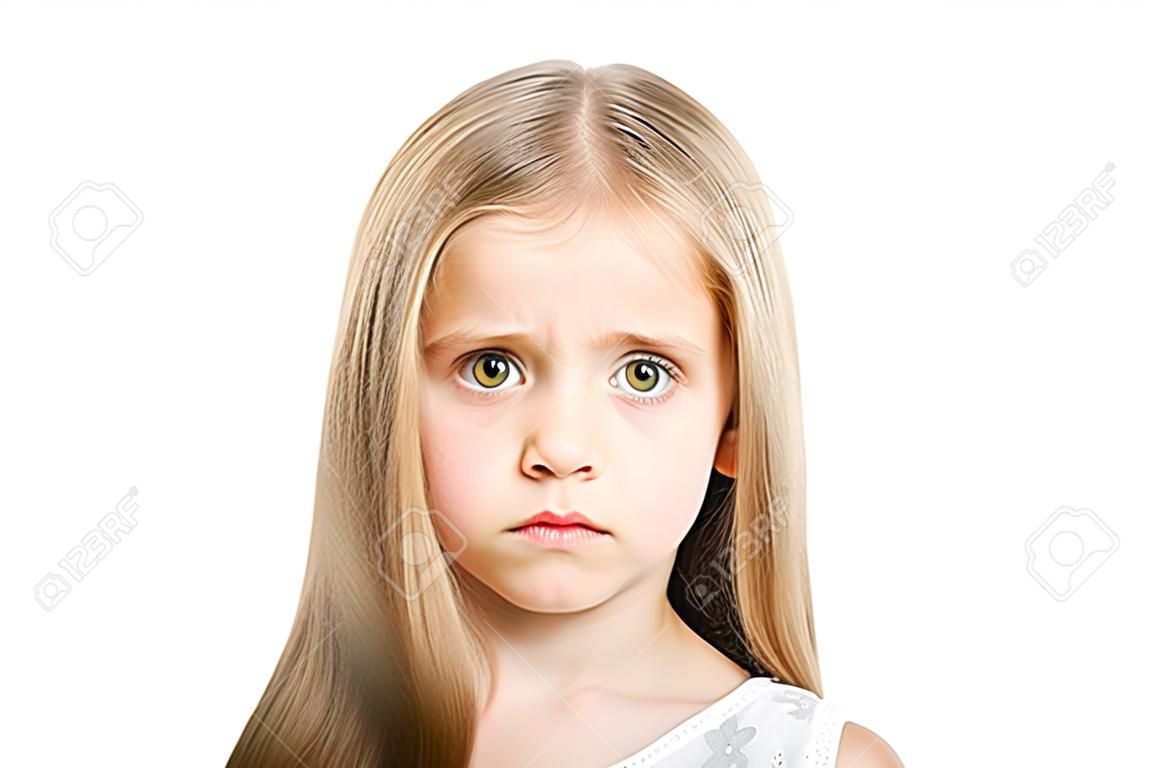 Retrato de uma menina triste bonita, closeup, isolado no fundo branco