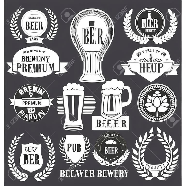 Biervektor-Logoschablonen für Brauereibar oder Bierkneipe und Bierhaus. Vektor lokalisierte Ikonen des Bierflaschenaufklebers, hölzernes Fass mit Hopfen- und Weizenähre im Lorbeerkranz, Band und erstklassigen Qualitätsstern