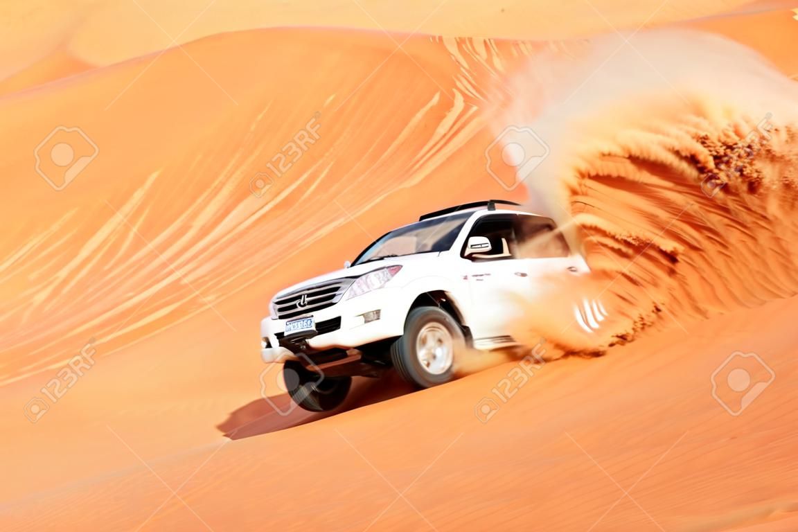 4 por 4 duna bashing es un deporte popular del desierto de Arabia
