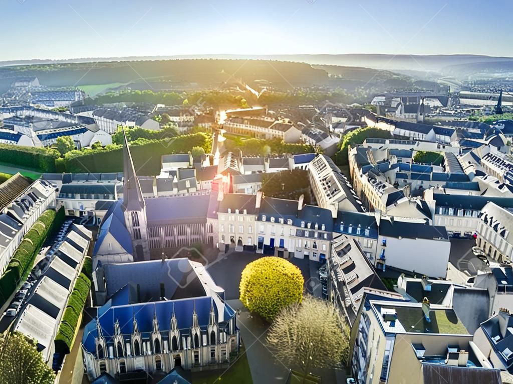 La vista aerea della città affascinante ha chiamato Compiegne, Hauts-de-France, Francia