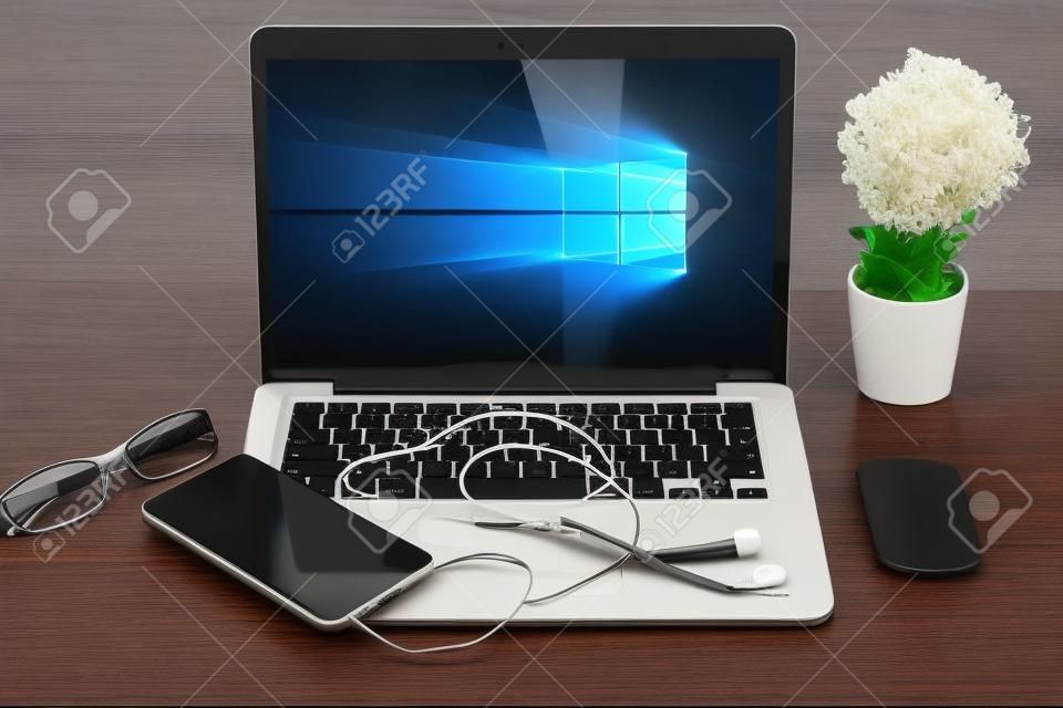ordinateur portable, ordinateur portable et téléphone mobile, smartphone sur la table de bureau de bureau.