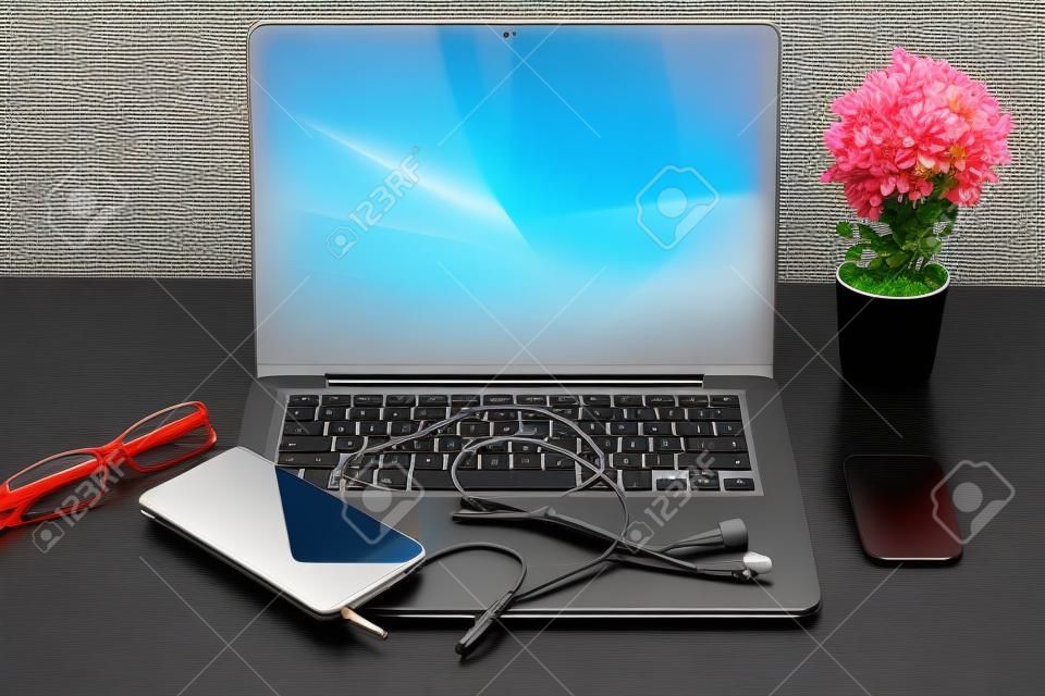 ordinateur portable, ordinateur portable et téléphone mobile, smartphone sur la table de bureau de bureau.