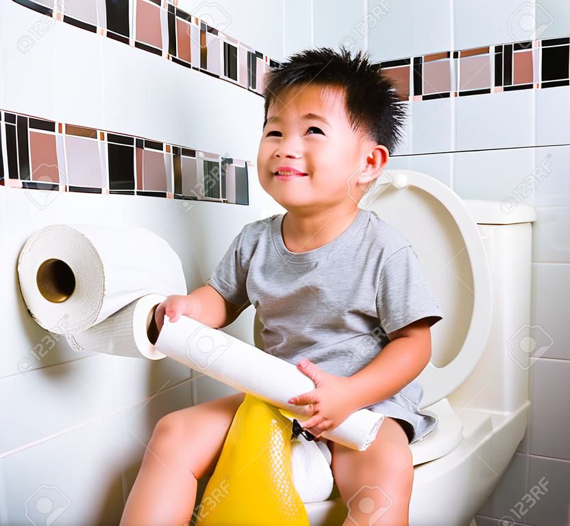 Petit Enfant Asiatique De 2-3 Ans Assis Sur Une Toilette