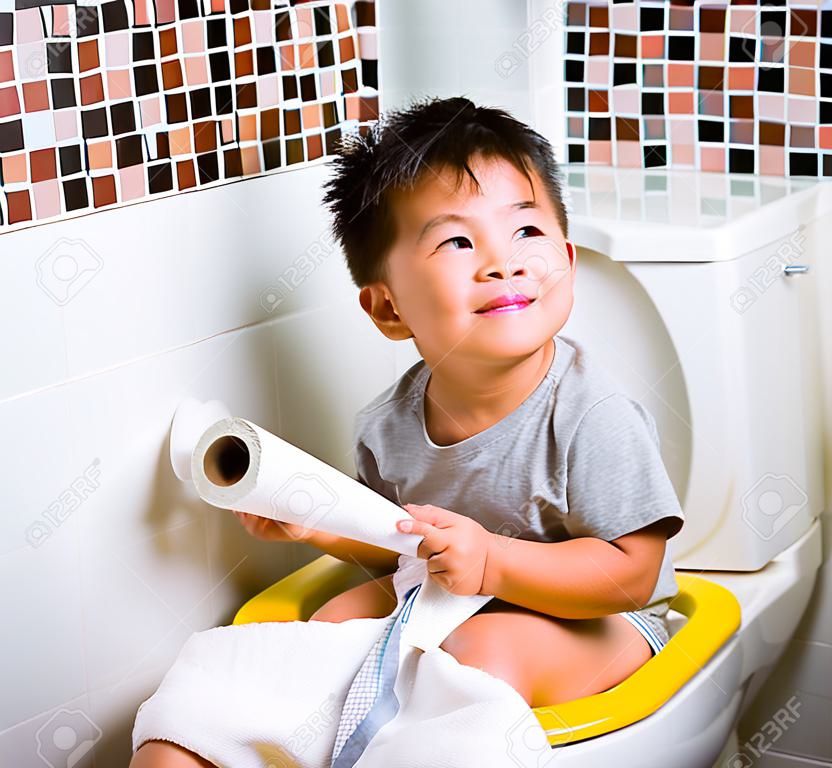 Petit Enfant Asiatique De 2 À 3 Ans Assis Sur Une Toilette