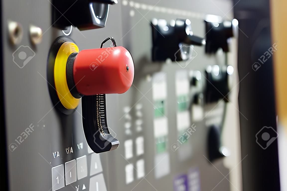Энергетическая безопасность - панель управления системой. Красная кнопка питания - промышленное дистанционное управление